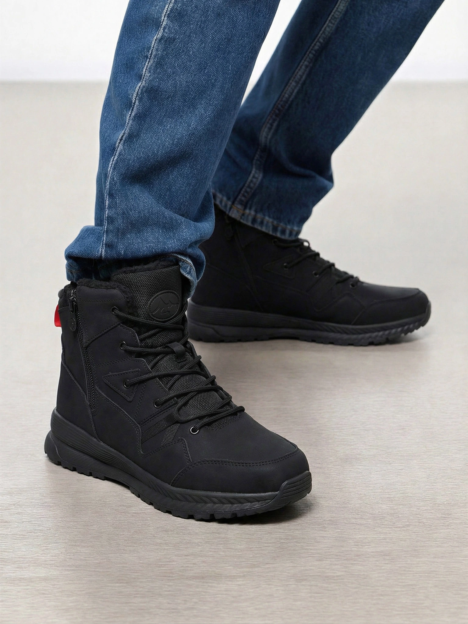 Ботинки черного цвета на средней рельефной подошве